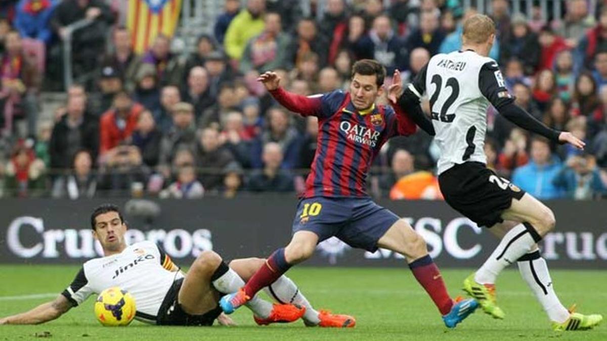 Leo Messi con Jeremy Mathieu en el último duelo entre Barça y Valencia