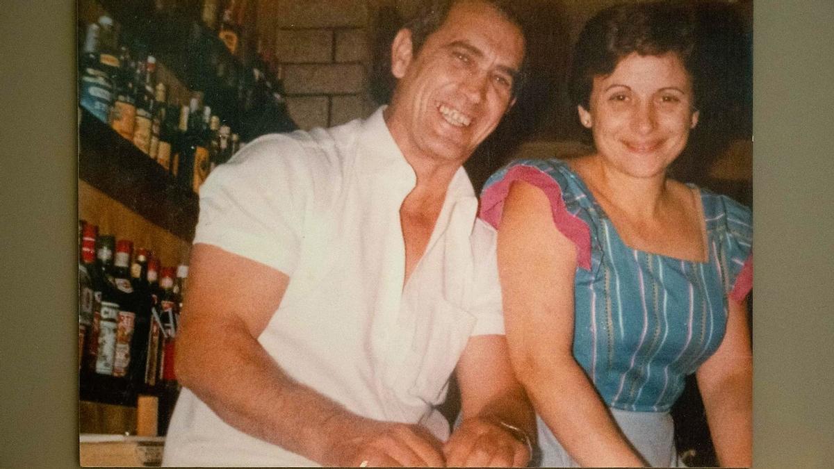 Foto de José Cano Cano y Esperanza Fuster, primeros dueños de El Xato, en la pared del restaurante.
