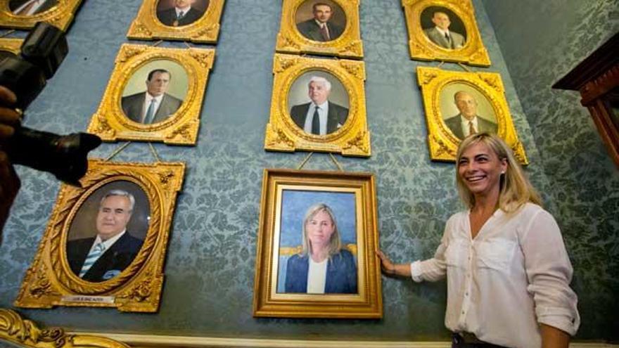 Castedo posa junto a su retrato en el Ayuntamiento