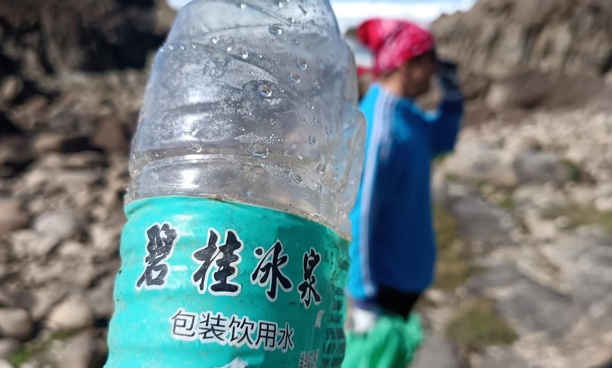 Botella rotulada en chinés recollida nos coídos do Corno, en Camariñas