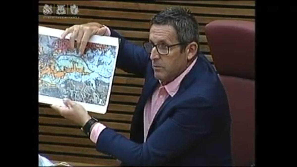 El alcalde pedáneo de Molins, Reyes Esquiva, en su turno de intervención en Las Cortes Valencianas