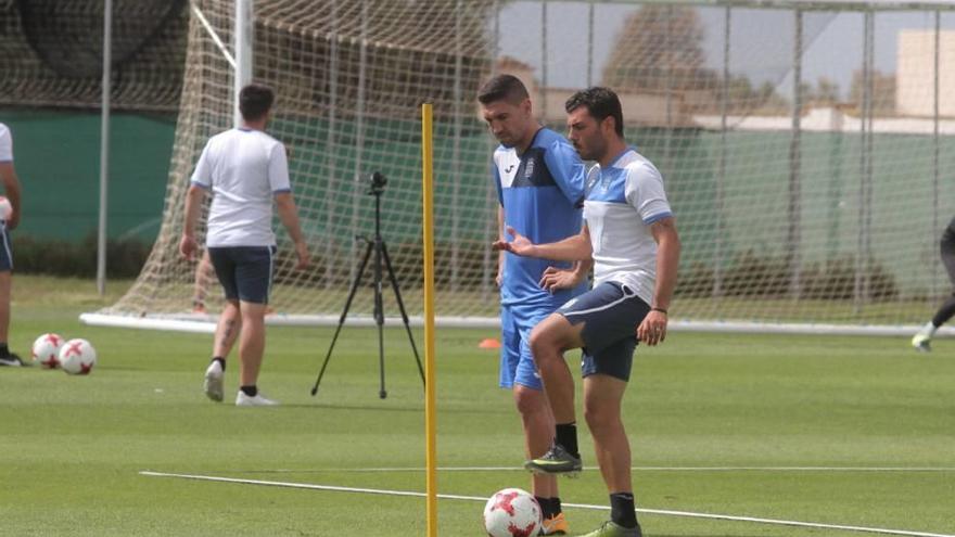 Óscar Ramírez toca balón pero aún no entrena con el resto del equipo