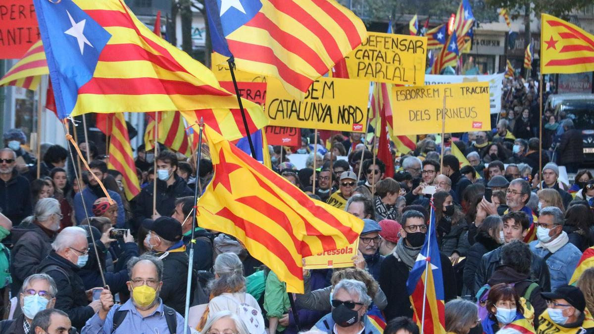 La manifestació plena d&#039;estelades i gent aquest dissabte 6 de novembre de 2021 a Perpinyà