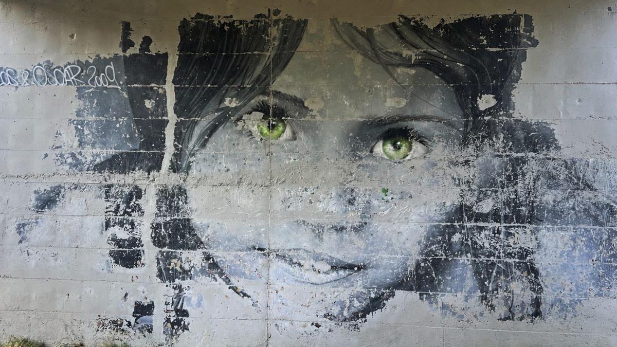 El mural de «La Niña del Tera» en pleno proceso de restauraciñon. | FIRMA