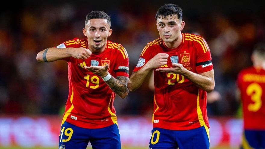 Quevedo también llegó a la final del Mundial: Pedri y Yéremy Pino celebran al ritmo de ‘Al Golpito’