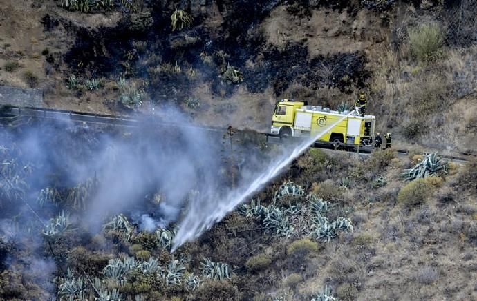 TEJEDA. Incendio en La Cumbre, Efectivos en labores de extinción en la entrada de Tejeda.  | 11/08/2019 | Fotógrafo: José Pérez Curbelo