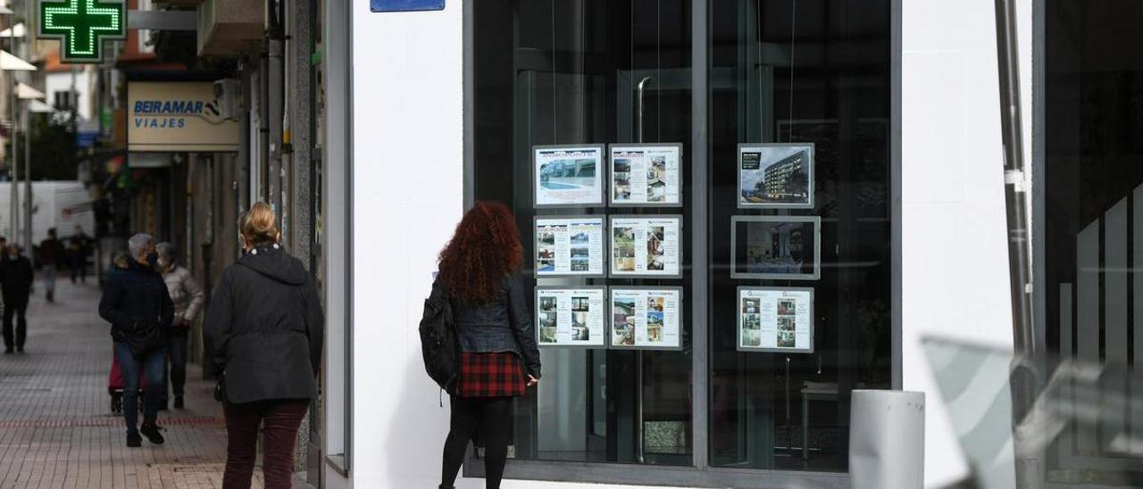 Una mujer observa las ofertas de una inmobiliaria en Pontevedra.