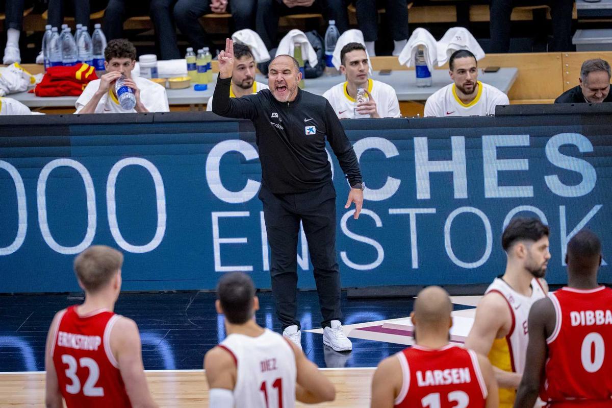 Chus Mateo, dando indicaciones a sus jugadores en su debut como seleccionador