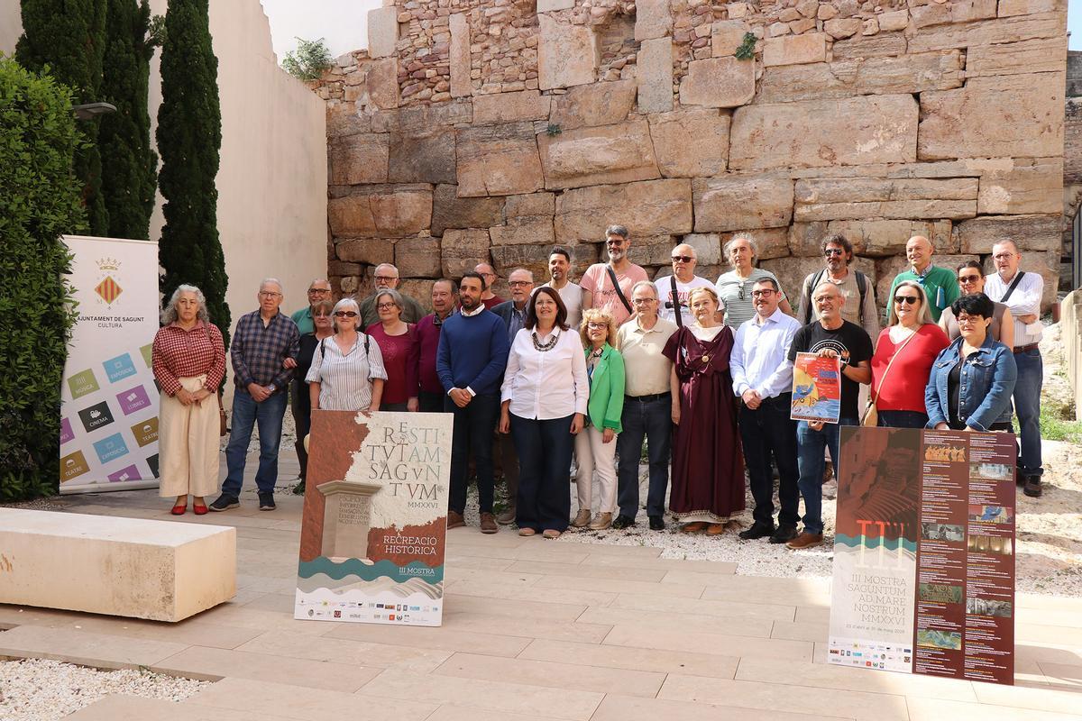Grupo de la III Mostra Saguntum ad Mare Nostrum junto a miembros del Ayuntamiento de Sagunt.
