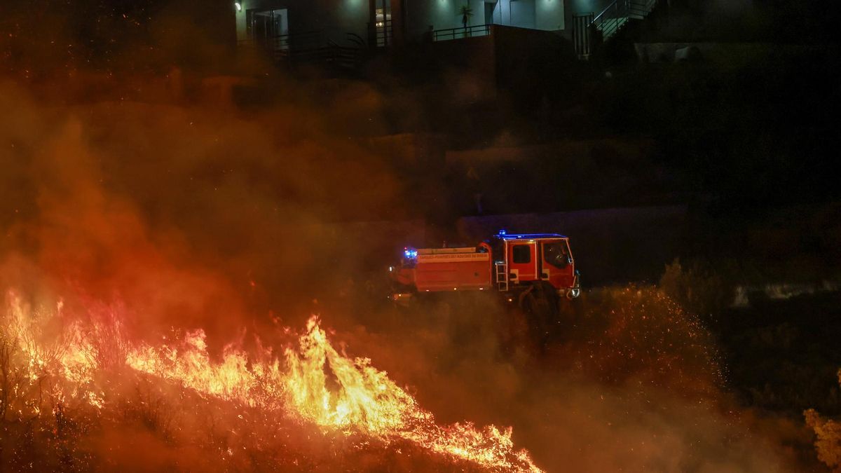 Marsella, la segunda ciudad de Francia, asediada por un violento incendio forestal Marsella, la segunda ciudad de Francia, asediada por un violento incendio forestal