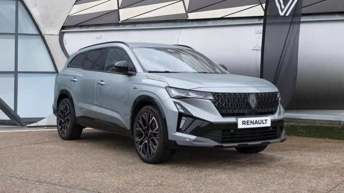 Renault celebra 75 años en España con una ruta de Madrid a Zaragoza al volante de su gama híbrida