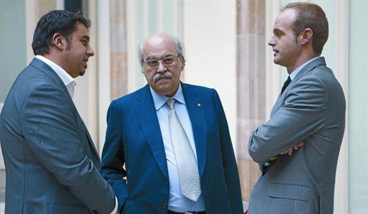 Andreu Mas-Colell, entre els negociadors d’ERC Cesc Iglésies (esquerra) i Albert Castellanos.