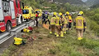 Ampli desplegament per a rescatar una persona que ha caigut amb el cotxe per un barranc a Pont de Bar