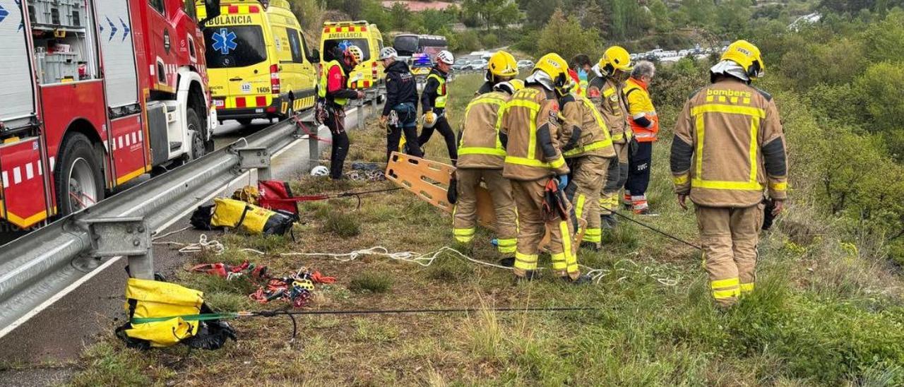 Ampli desplegament per a rescatar una persona que ha caigut amb el cotxe per un barranc a Pont de Bar