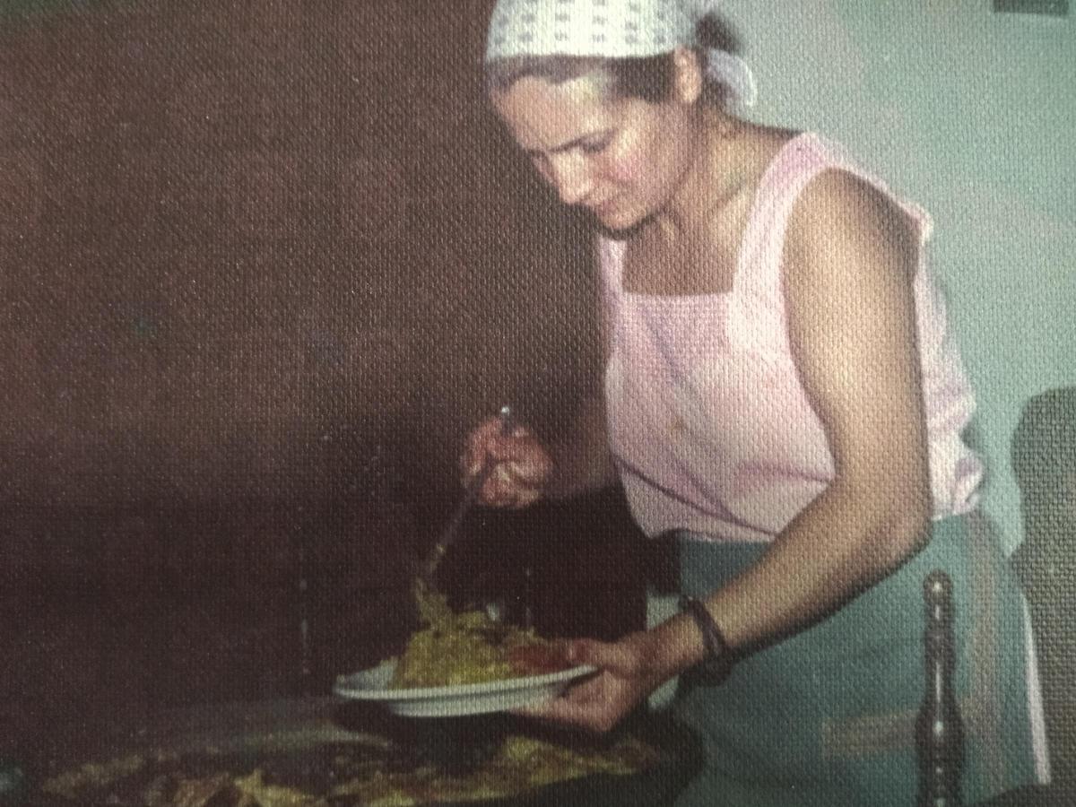 Rosario, cocinando una paella