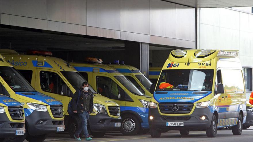 Ambulancias en las Urgencias del Cunqueiro.
