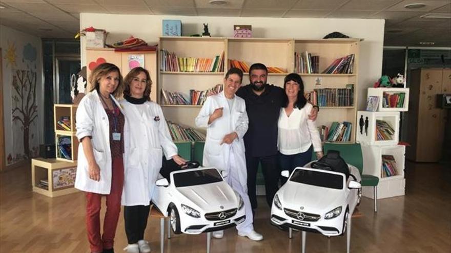 Dos nuevos coches eléctricos para los pacientes infantiles del Reina Sofía