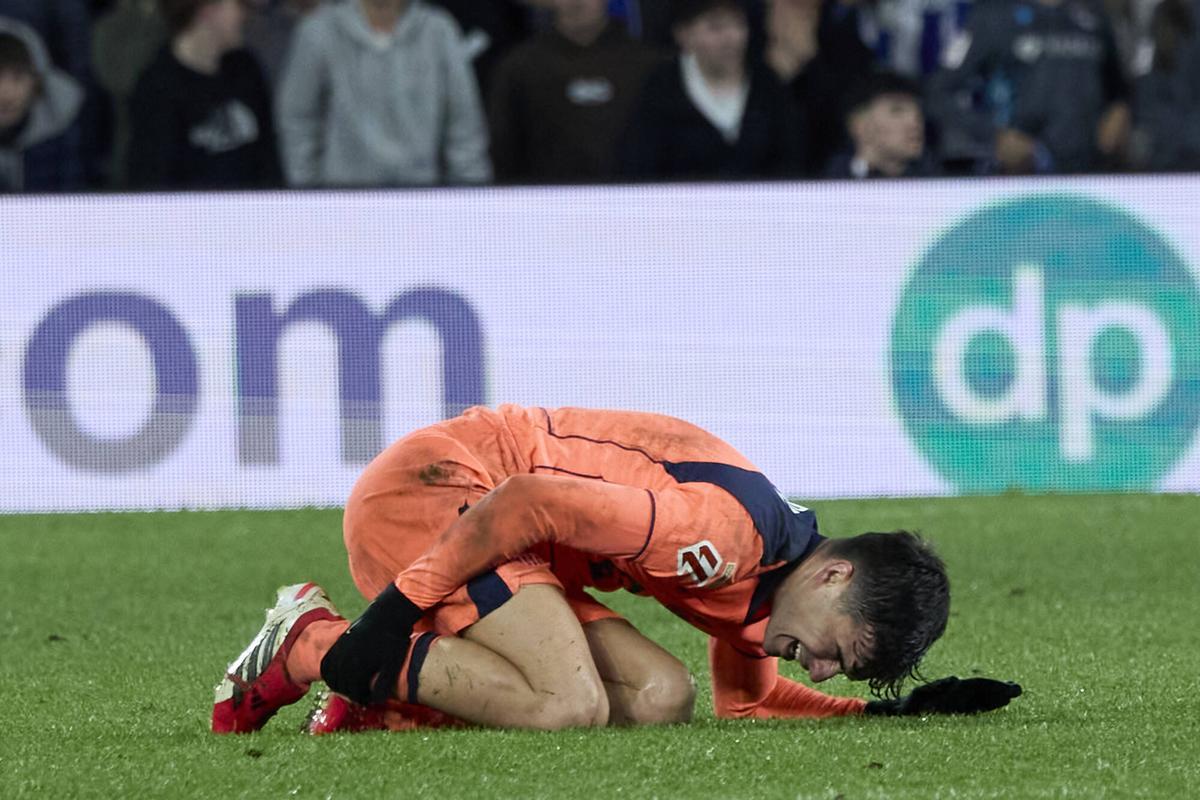 Pedri se duele del tobillo tras la durísima entrada de Carlos Soler en el Real Sociedad-Barça del domingo.