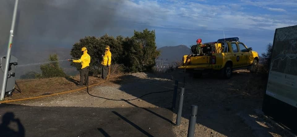 Cremen dos cotxes a Sant Pere de Rodes