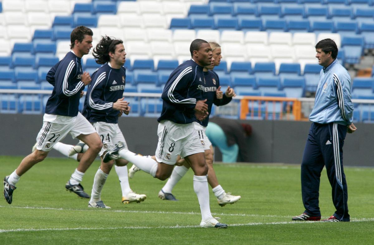 López Caro dirige una sesión de entrenamientos con el primer equipo del Real Madrid, en 2006.