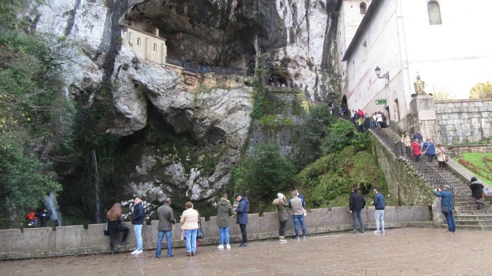 Puente en Asturias: llenazo en Covadonga