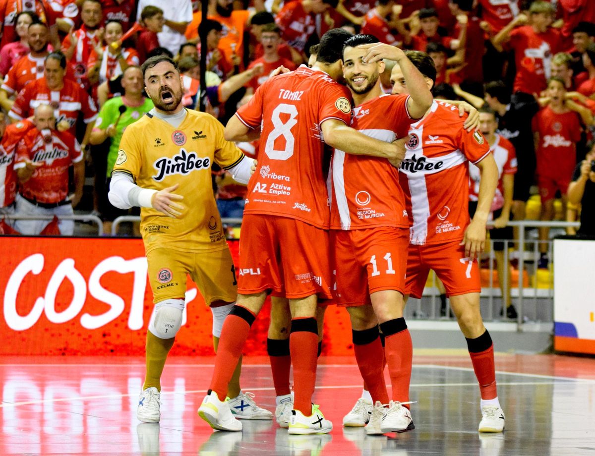 Los jugadores del Jimbee Cartagena celebran el gol de Waltinho
