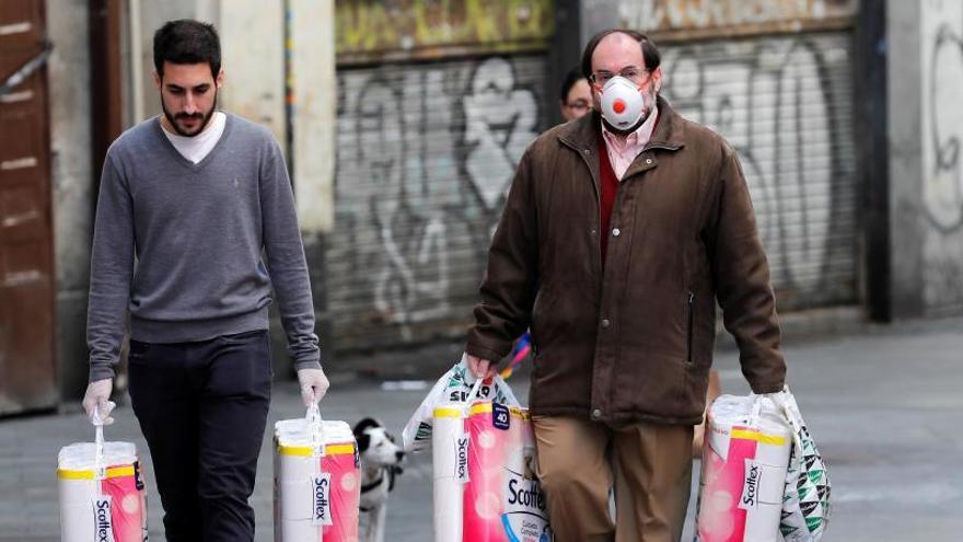 Compras de productos básicos en los alrededores de la Puerta del Sol.