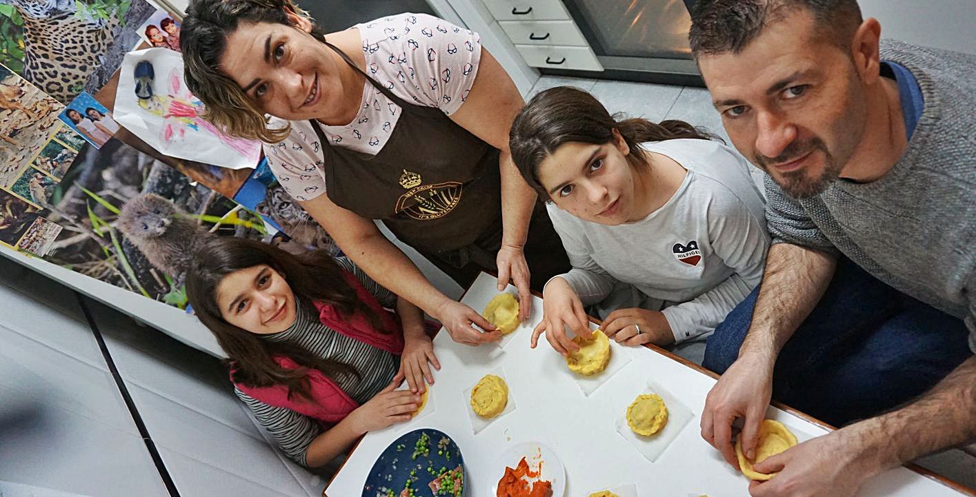 La familia Pérez-Garcias, elaborando ‘panades’ sin gluten.
