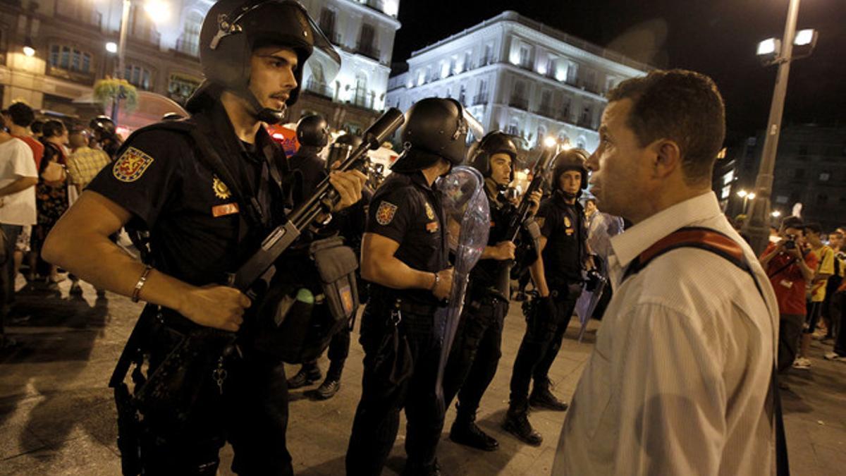 Agentes de policía vigilan la Puerta del Sol, el pasado 19 de agosto, donde se habían concentrado manifestantes contrarios a la visita del Papa.