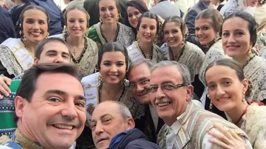 Bellido, ayer en Fallas con la reina de las fiestas, la corte y otros miembros de su junta.