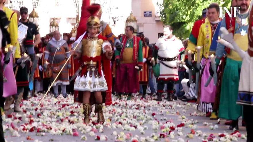 Moros y Cristianos de Alcoy: Lluvia de claveles para recibir a Sant Jordiet