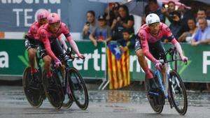 Ciclistas del equipo estadounidense EF en la primera etapa de la Vuelta realizada en Barcelona el sábado. 