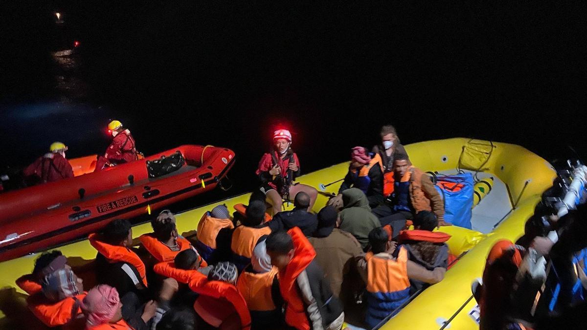 El nuevo barco de la ONG Sea Watch salva a 80 inmigrantes en el Mediterráneo