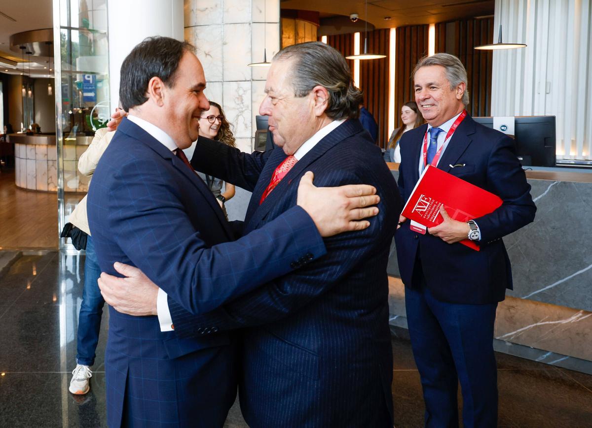 El presidente de la Generalitat Juanfran Pérez Llorca saluda a Vicente Boluda a su llegada a la junta directiva de AVE.