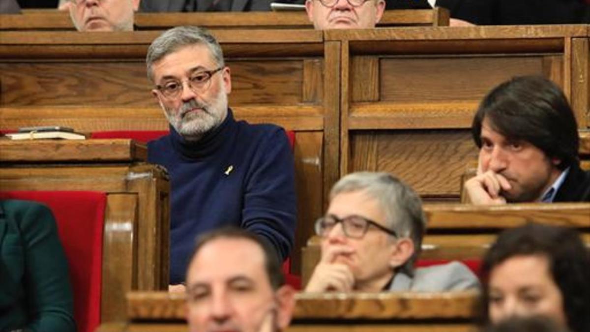 El portavoz 'cupaire' Carles Riera (izquierda) junto a otros diputados.