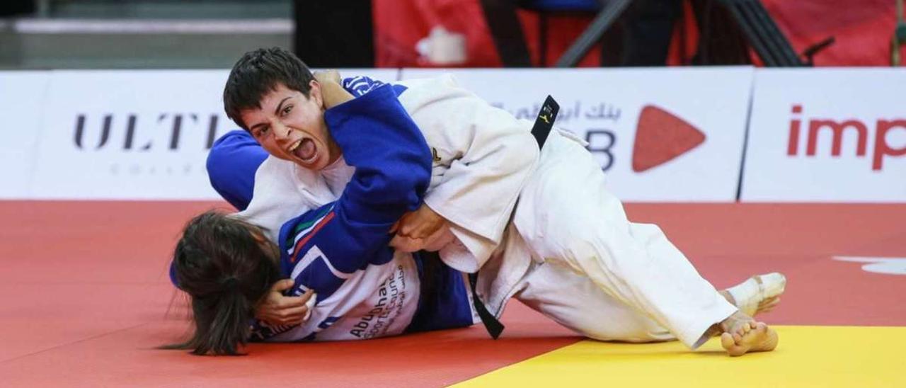 Julia Figueroa, tras hacer el ippon que le dio el oro en Abu Dhabi.