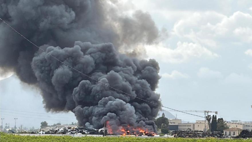 Un incendio de grandes dimensiones declarado en Desguaces Mora, San Bartolomé