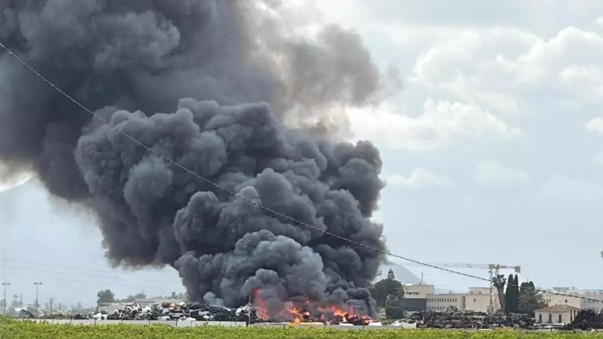 Un incendio de grandes dimensiones declarado en Desguaces Mora, San Bartolomé