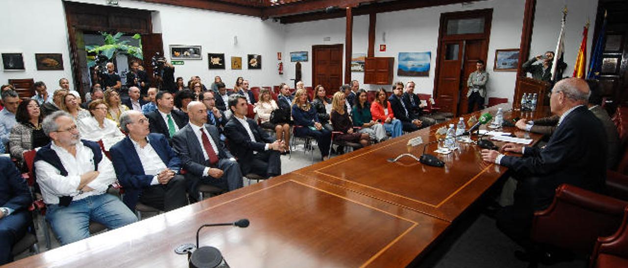 Emilio Moya, Vicente Garrido, Antonio Doreste y Enrique Hernández Bento siguen la intervención de Rafael Catalá.