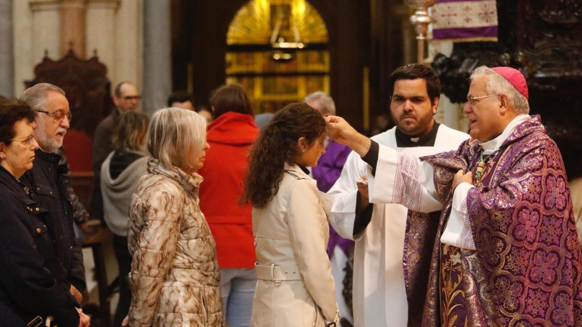 El obispo impone la ceniza a los fieles en el inicio de la Cuaresma