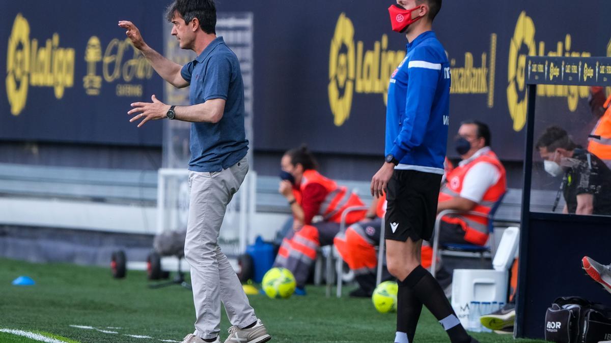 Pacheta da instrucciones desde la banda, durante el partido contra el Cádiz.