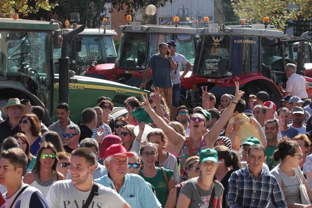 Protesta de agricultores en la Asamblea Regional