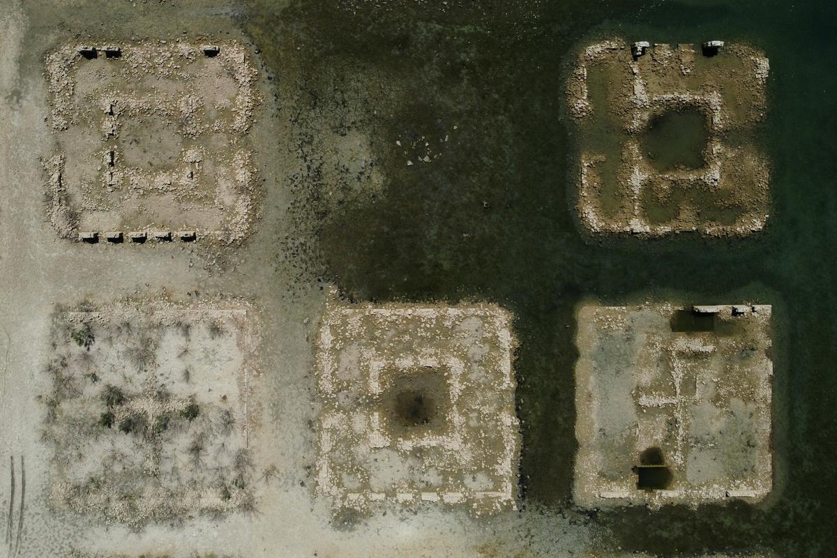 Los restos de la casa de baños del Real Sitio de La Isabela emergen de las aguas bajas del embalse de Buendía, en Sacedón, España.