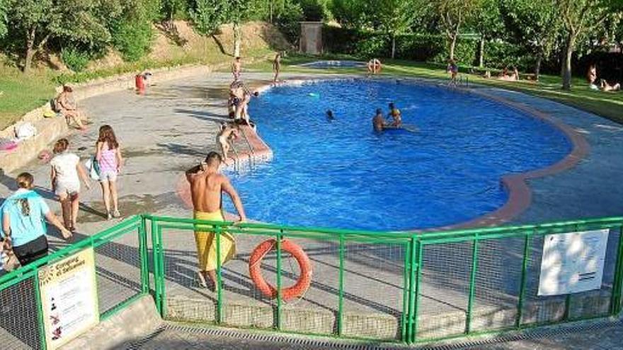 Turistes gaudint del bon temps a la piscina del càmping El Solsonès, ahir