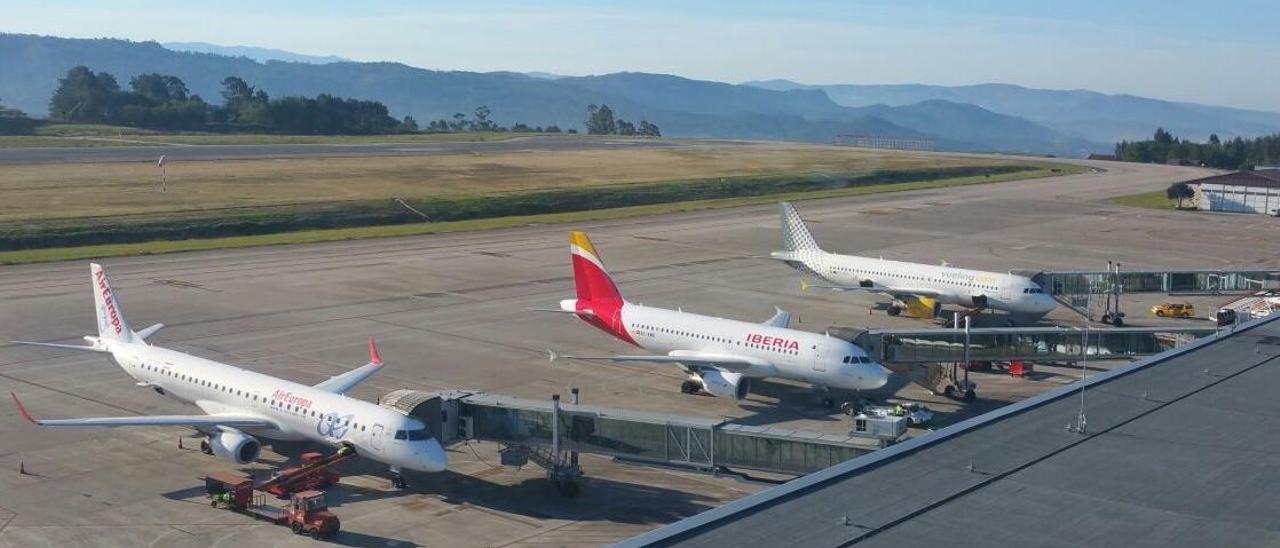 Aviones de Air Europa, Iberia y Vueling en el aeropuerto de Vigo.