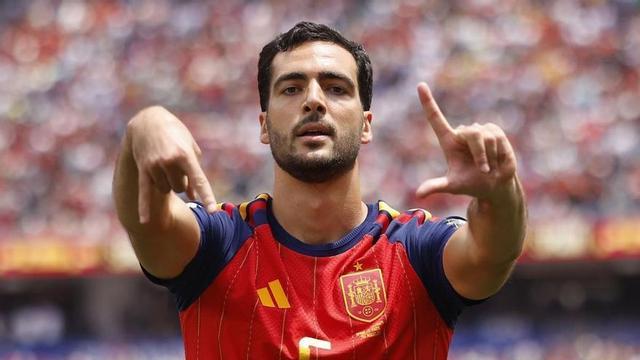 Mikel Merino celebra el segon gol d’Espanya davant Bèlgica en el Mundial 2026, amb un gest al·lusiu als Sanfermines.