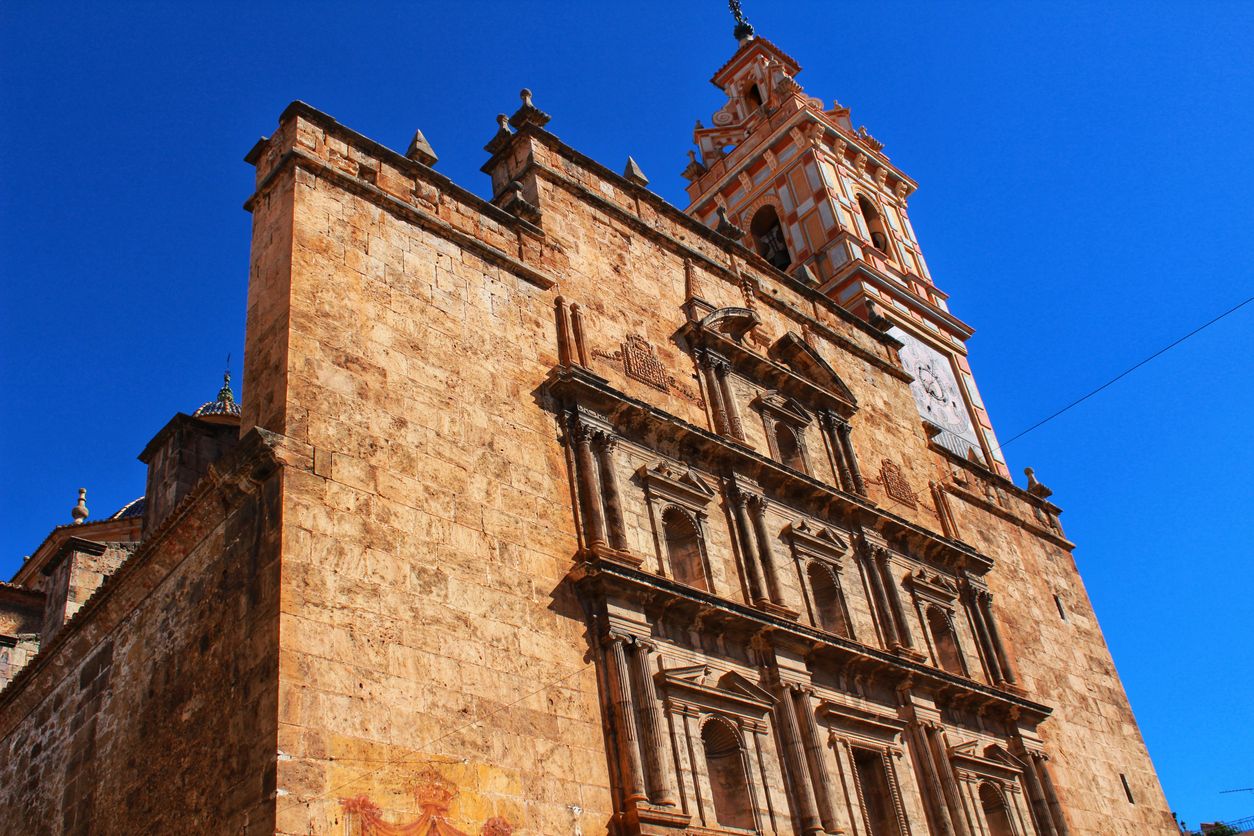 Antigua fachada de la iglesia en Chelva, Valencia.