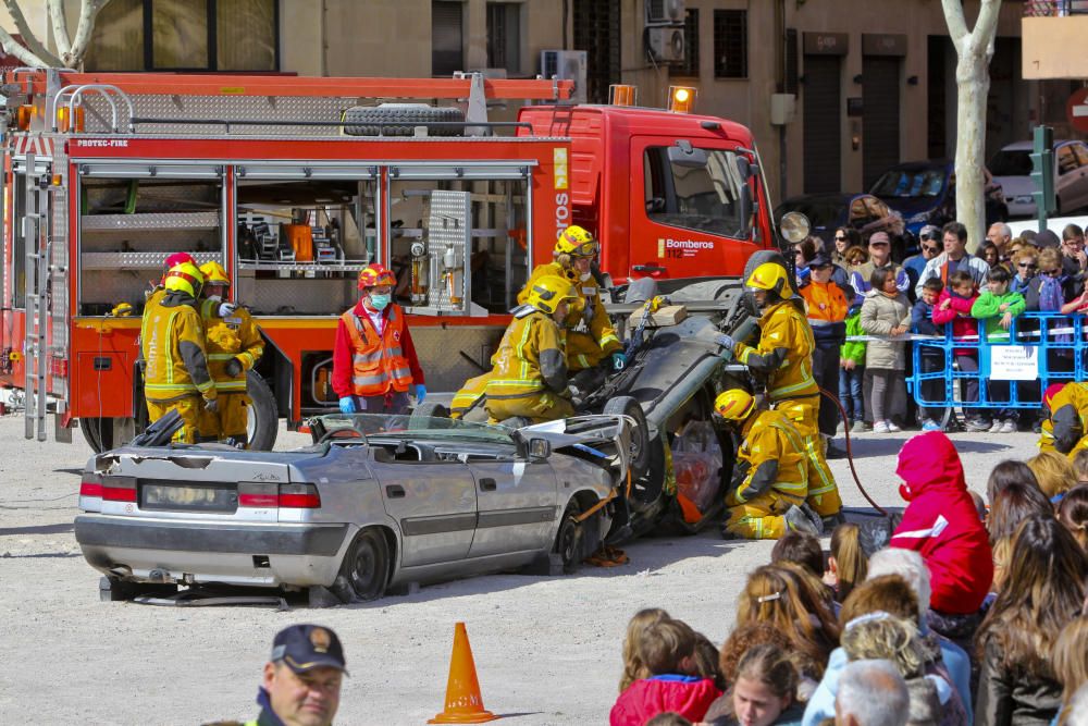 Los bomberos protagonizan rescatan a dos personas tras un accidente de tráfico ante numeroso público