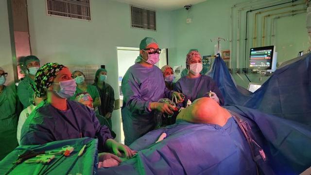 Los especialistas, en la intervención pionera realizada en el centro hospitalario ilicitano. | INFORMACIÓN