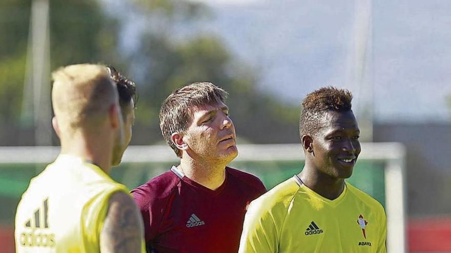 Eduardo Berizzo, junto a Guidetti, bromea con Pape Cheikh, en A Madroa. // Marcos Canosa